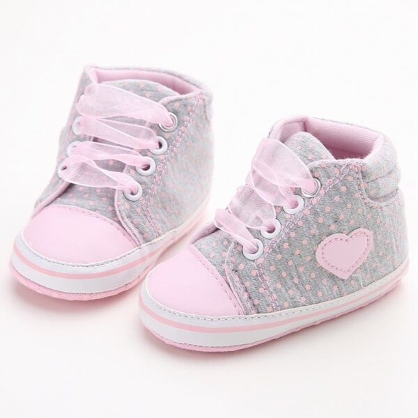 Sive patike sa roze srcem za bebe