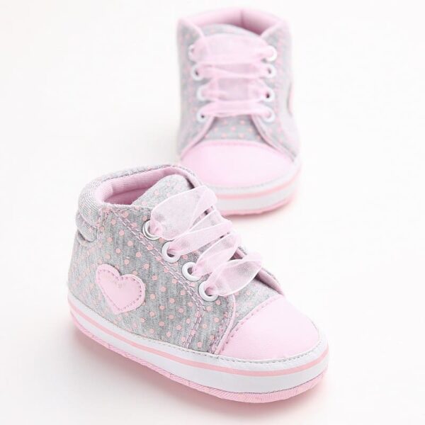 Sive patike sa roze srcem za bebe