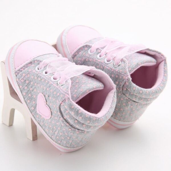 Sive patike sa roze srcem za bebe